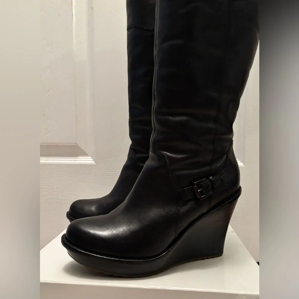 LIKE NEW UGG PLATFORM “BELOW THE KNEE” LEATHER & SHEEPSKIN BOOTS  SZ 8.5 - Picture 3 of 12